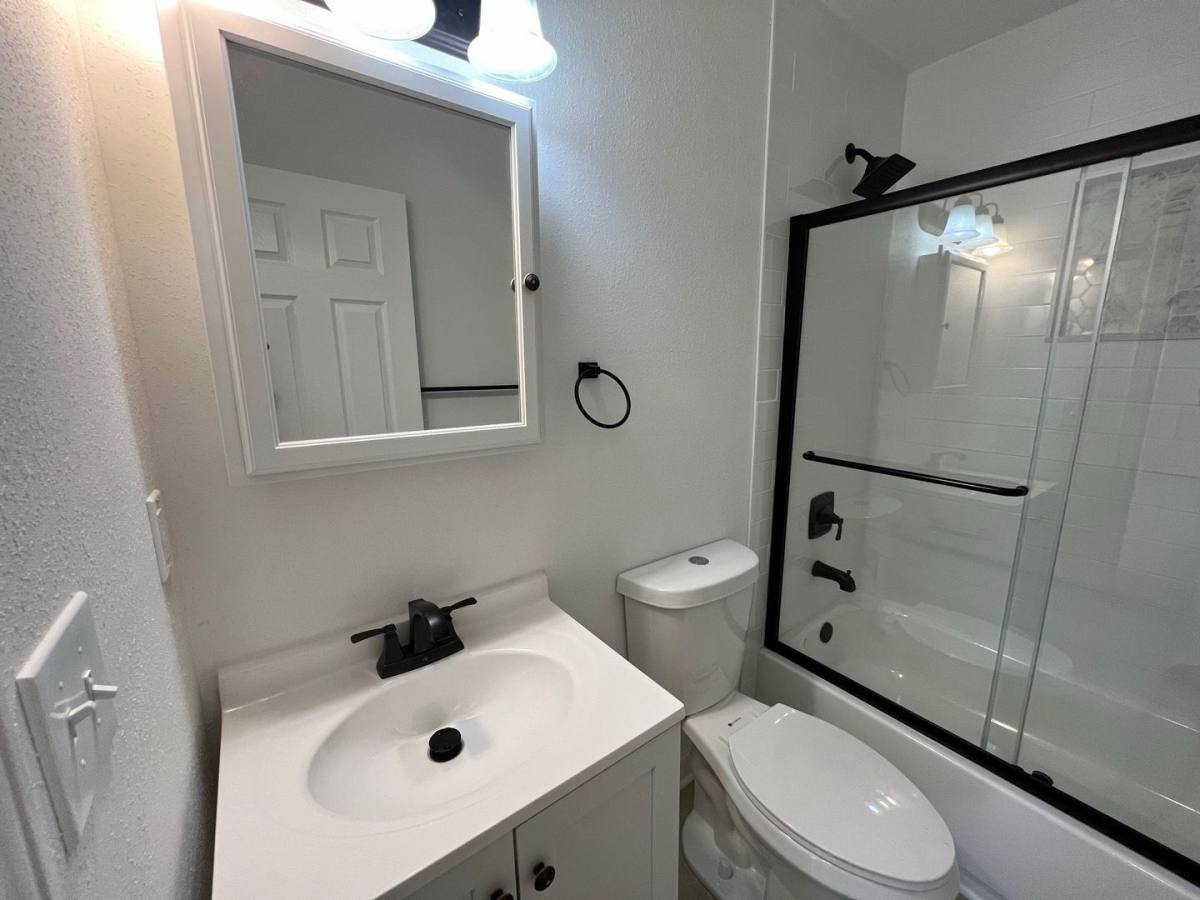 House for rent at 1112 E S Ave, Independence, MO 64050