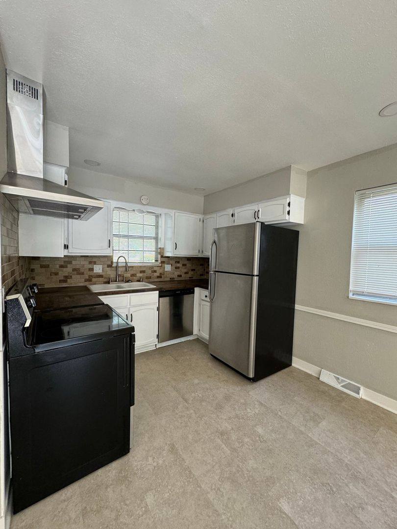 House for rent at 1112 E S Ave, Independence, MO 64050