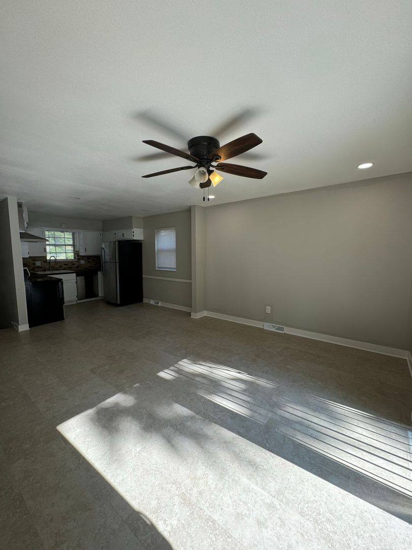 House for rent at 1112 E S Ave, Independence, MO 64050