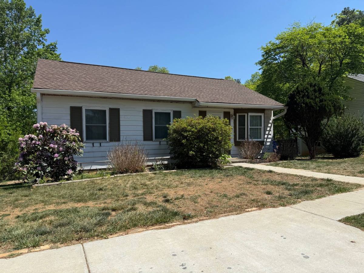 House for rent at 725 Ridge Rd, Asheville, NC 28803