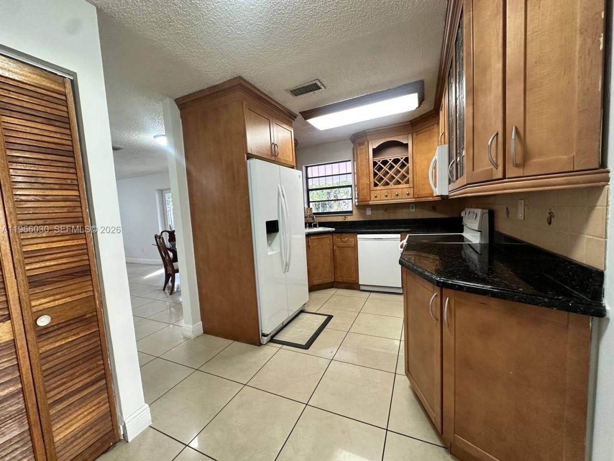 Townhouse for rent at 550 SW 115th Ave, Miami, FL 33174