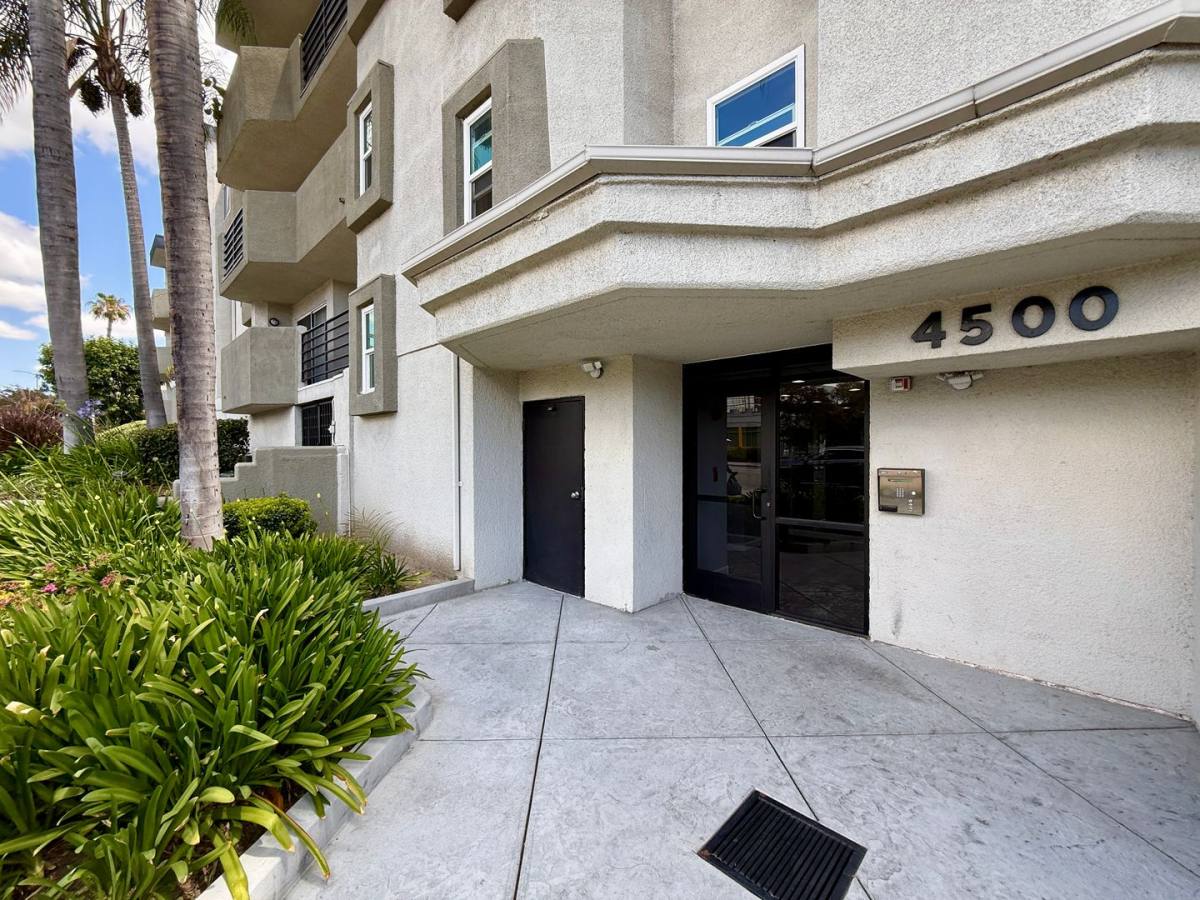 Apartment for rent at 4500 Laurel Canyon Blvd, Valley Village, CA 91607