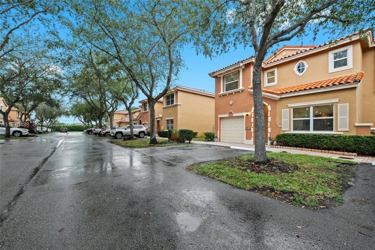 Townhouse for rent at 8511 NW 141st Terrace #405, Hialeah, FL 33016