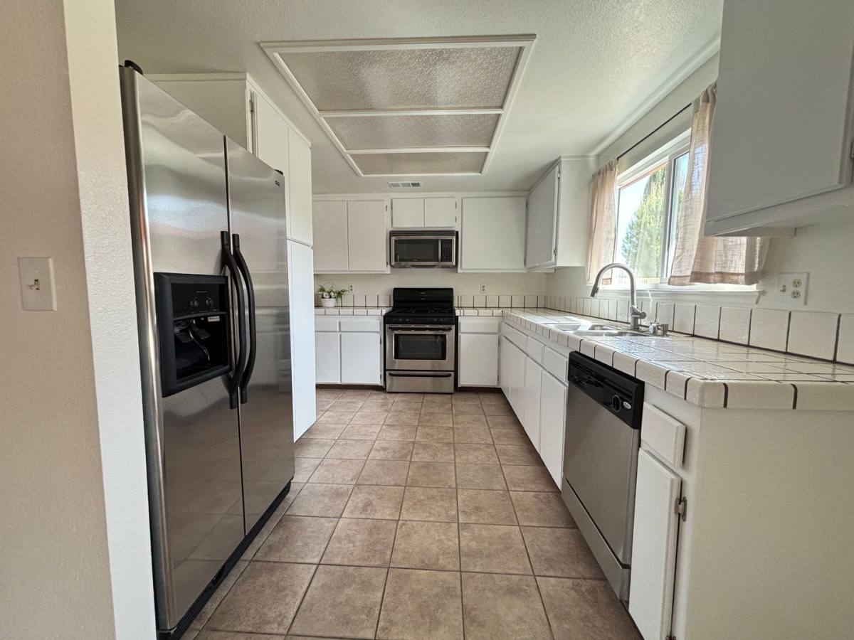 House for rent at 43658 Rogier St, Lancaster, CA 93535