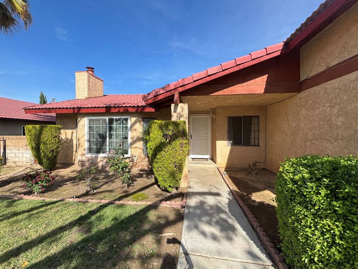 House for rent at 43658 Rogier St, Lancaster, CA 93535