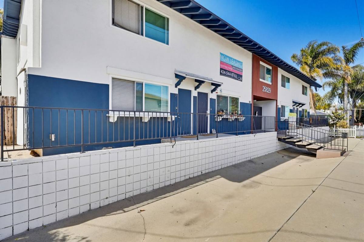 Townhouse for rent at 25829 Viana Ave, Lomita, CA 90717