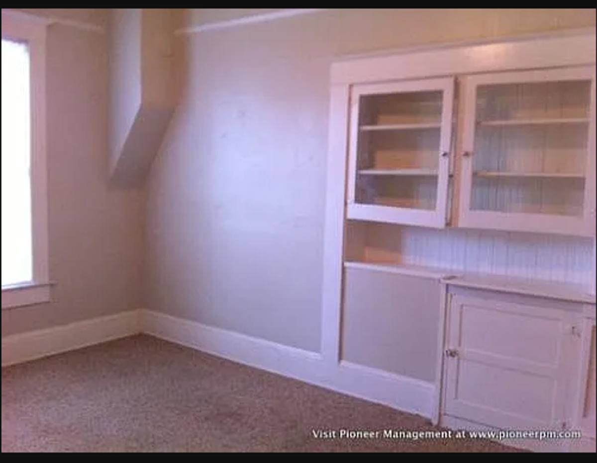 Apartment for rent at 958 SE Pine St, Roseburg, OR 97470