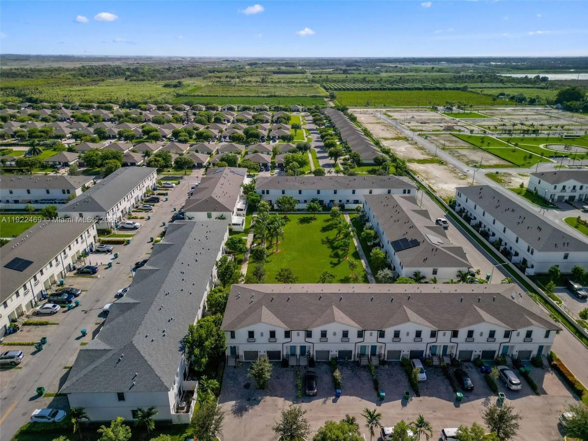 Townhouse for rent at 757 SW 11th St #757, Homestead, FL 33034