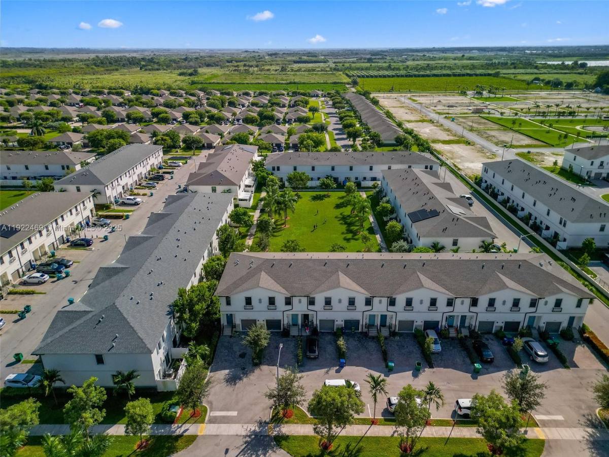 Townhouse for rent at 757 SW 11th St #757, Homestead, FL 33034