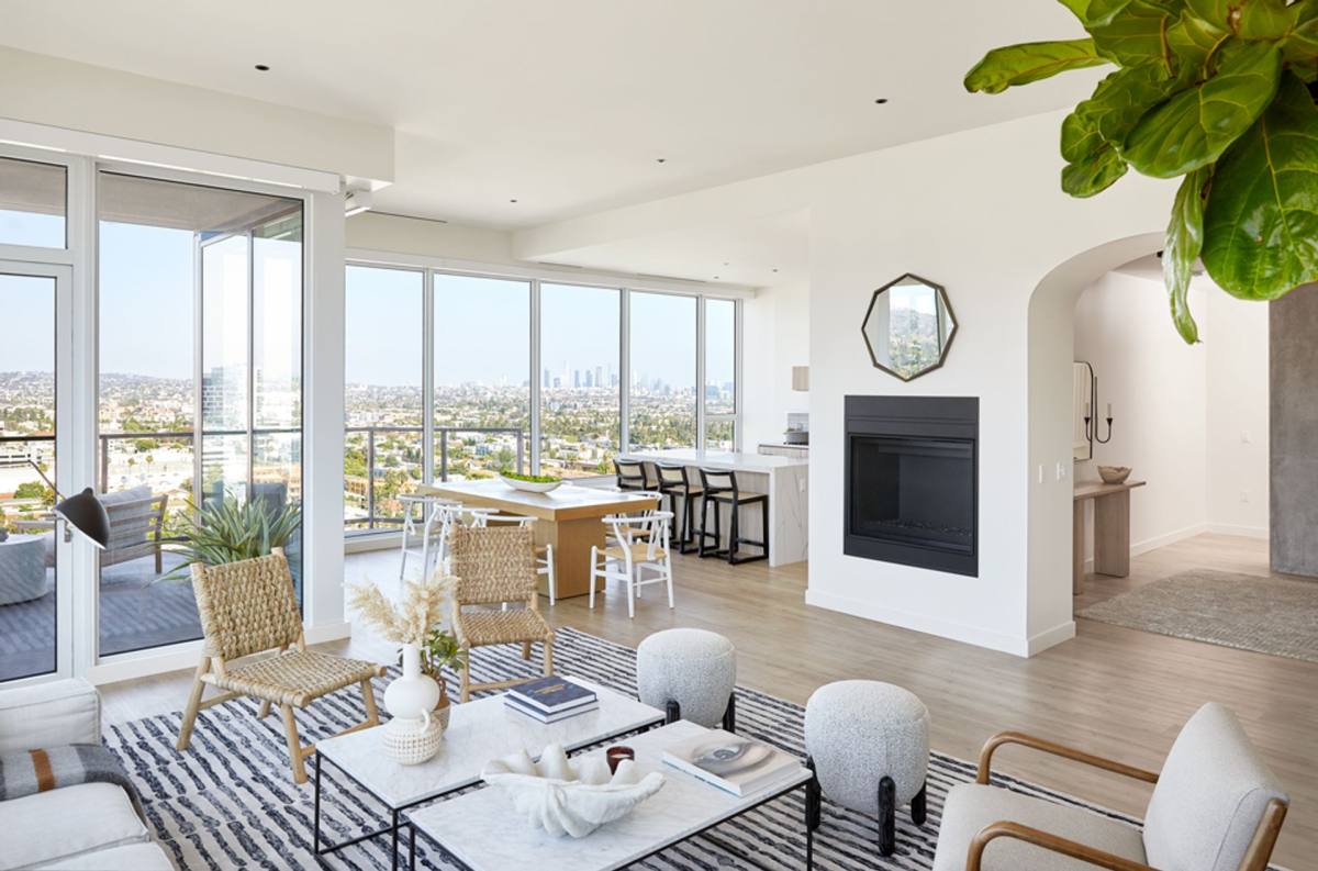 Apartment for rent at 6390 De Longpre Ave, Los Angeles, CA 90028