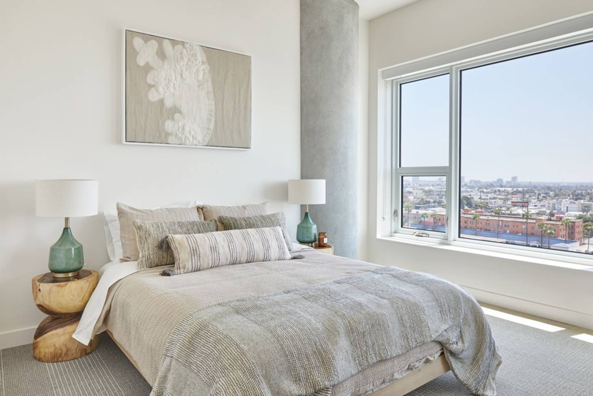 Apartment for rent at 6390 De Longpre Ave, Los Angeles, CA 90028