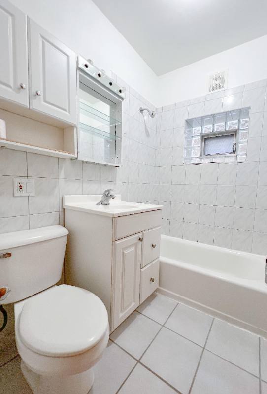 Apartment for rent at 6042 W Miami, Chicago, IL 60646