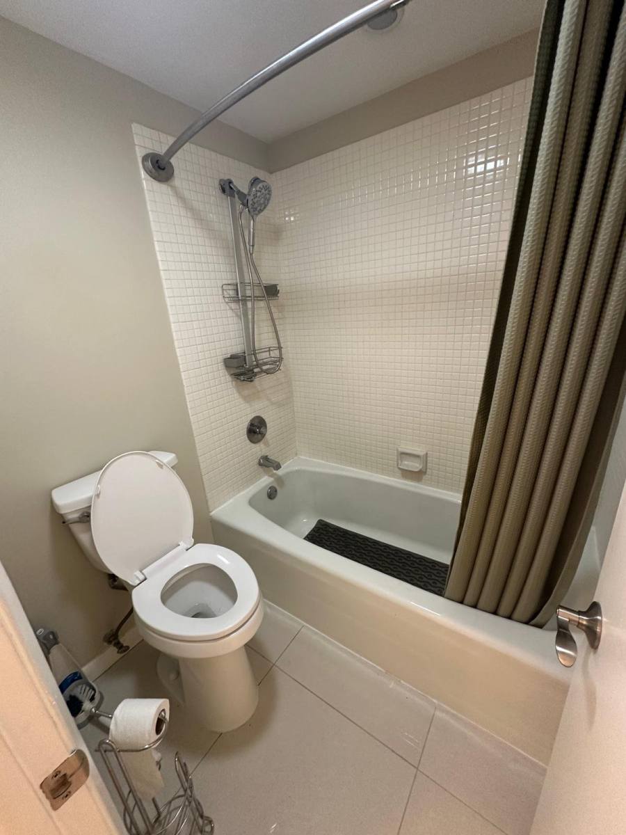 Apartment for rent at 20505 E Country Club #747, Miami, FL 33180