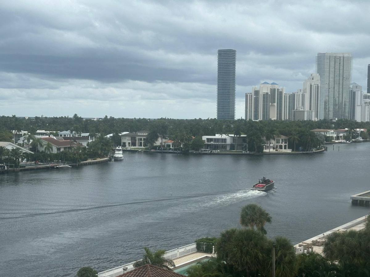 Apartment for rent at 20505 E Country Club #747, Miami, FL 33180