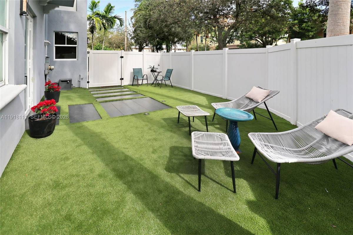 Townhouse for rent at 601 NE 11th Ave, Fort Lauderdale, FL 33304