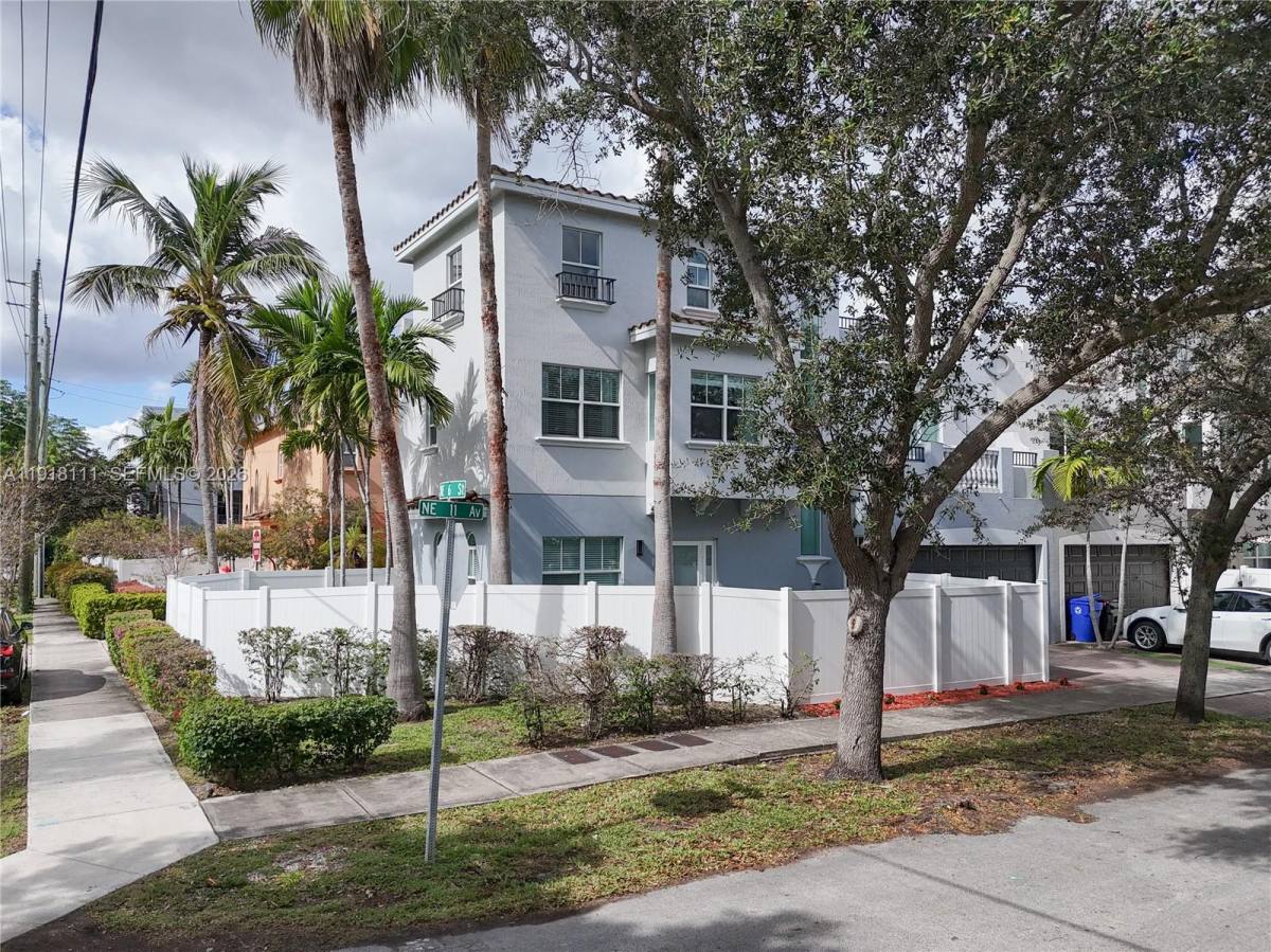 Townhouse for rent at 601 NE 11th Ave, Fort Lauderdale, FL 33304