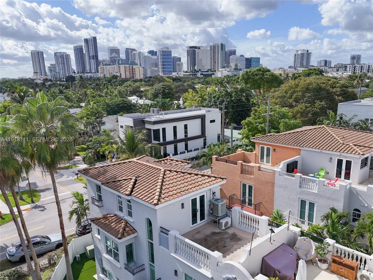 Townhouse for rent at 601 NE 11th Ave, Fort Lauderdale, FL 33304