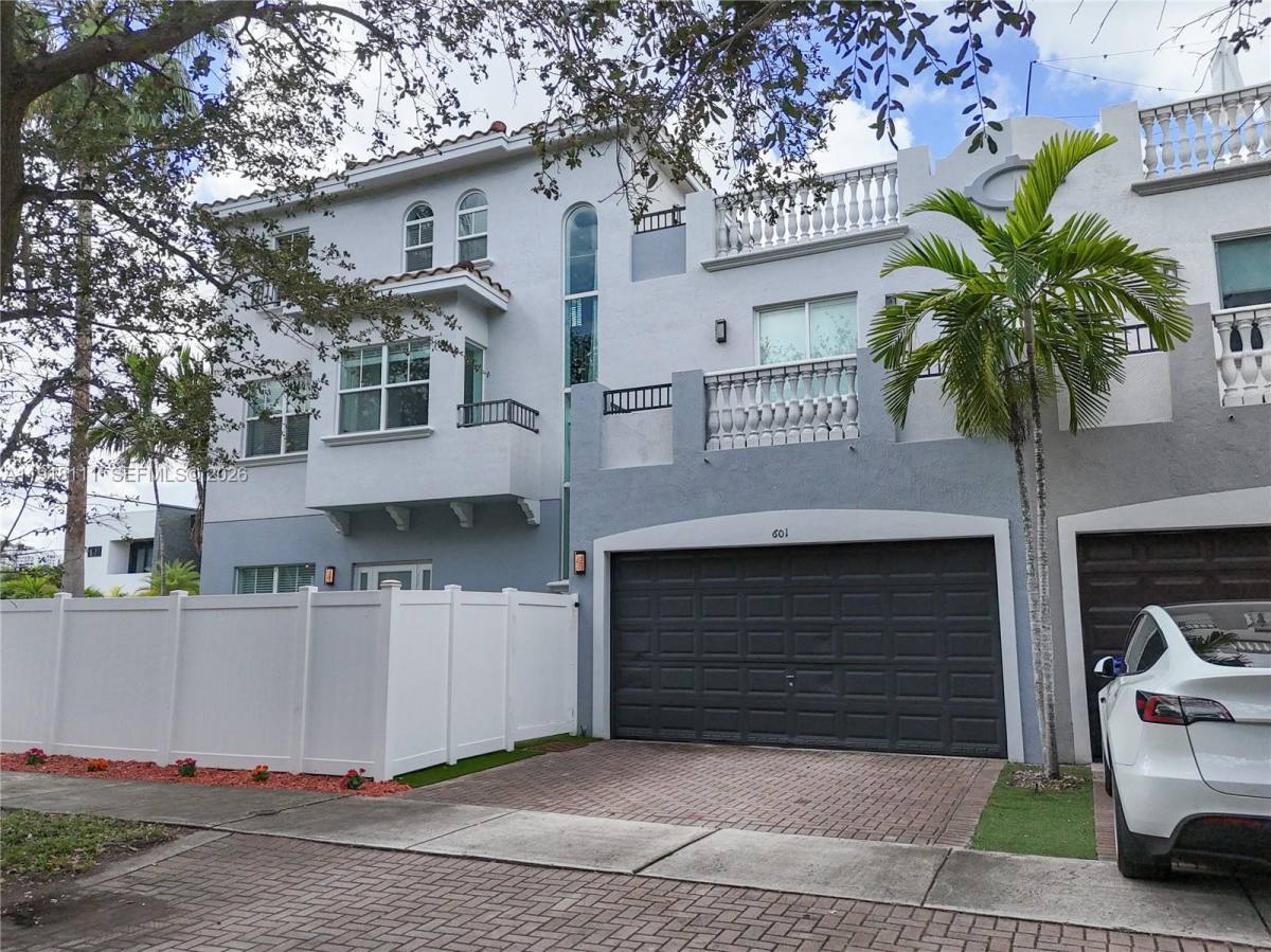 Townhouse for rent at 601 NE 11th Ave, Fort Lauderdale, FL 33304