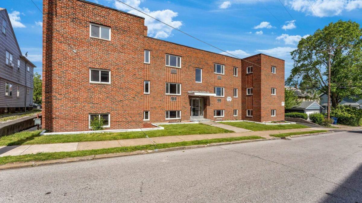 Apartment for rent at 1352 Clarence Ave #35, Lakewood, OH 44107