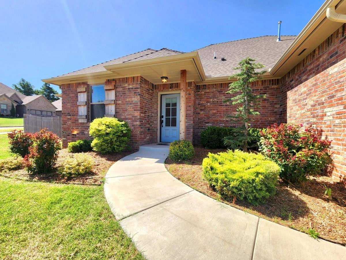 House for rent at 2308 Paraiso Way, Edmond, OK 73034