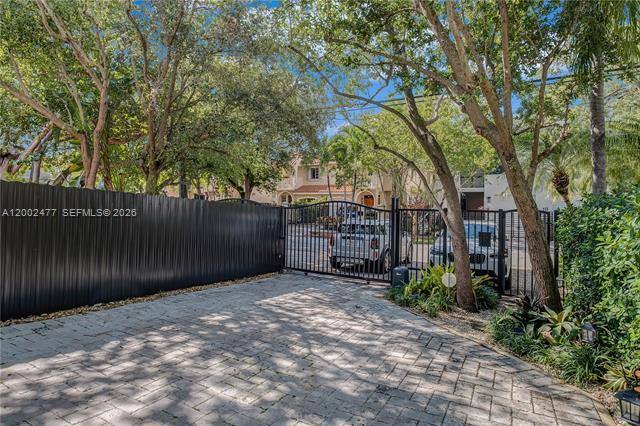 Townhouse for rent at 3141 Day Ave, Miami, FL 33133
