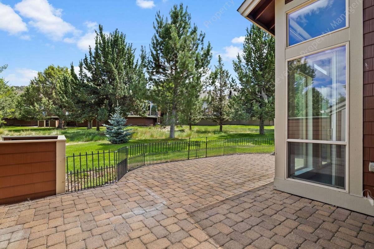 Townhouse for rent at 1277 Highland View Loop, Redmond, OR 97756