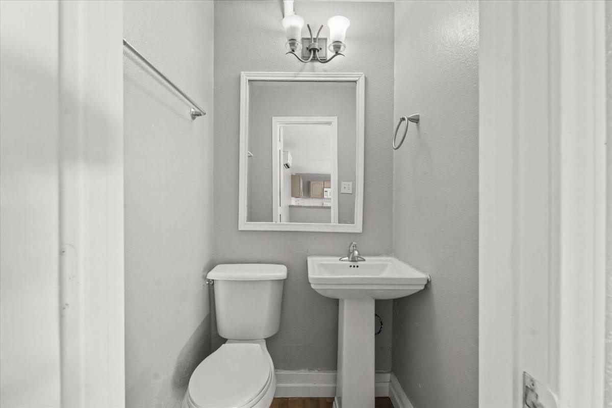 Apartment for rent at 927 & 929 S Rosemont Ave, Dallas, TX 75208