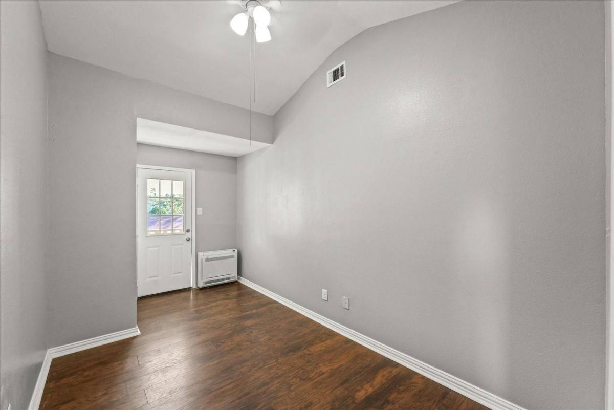 Apartment for rent at 927 & 929 S Rosemont Ave, Dallas, TX 75208