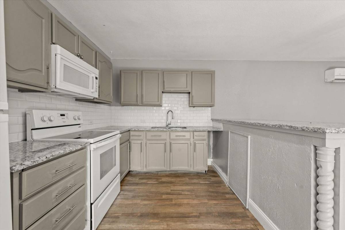 Apartment for rent at 927 & 929 S Rosemont Ave, Dallas, TX 75208