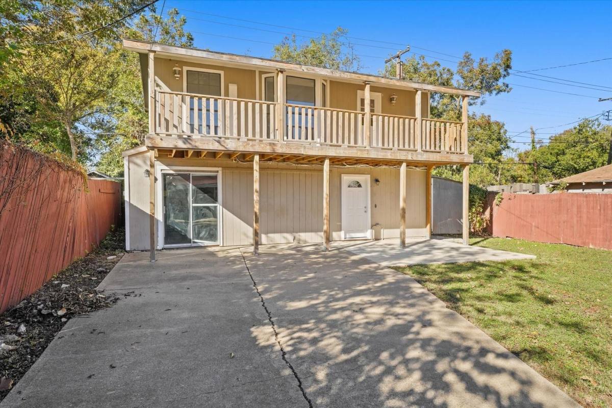 Apartment for rent at 927 & 929 S Rosemont Ave, Dallas, TX 75208