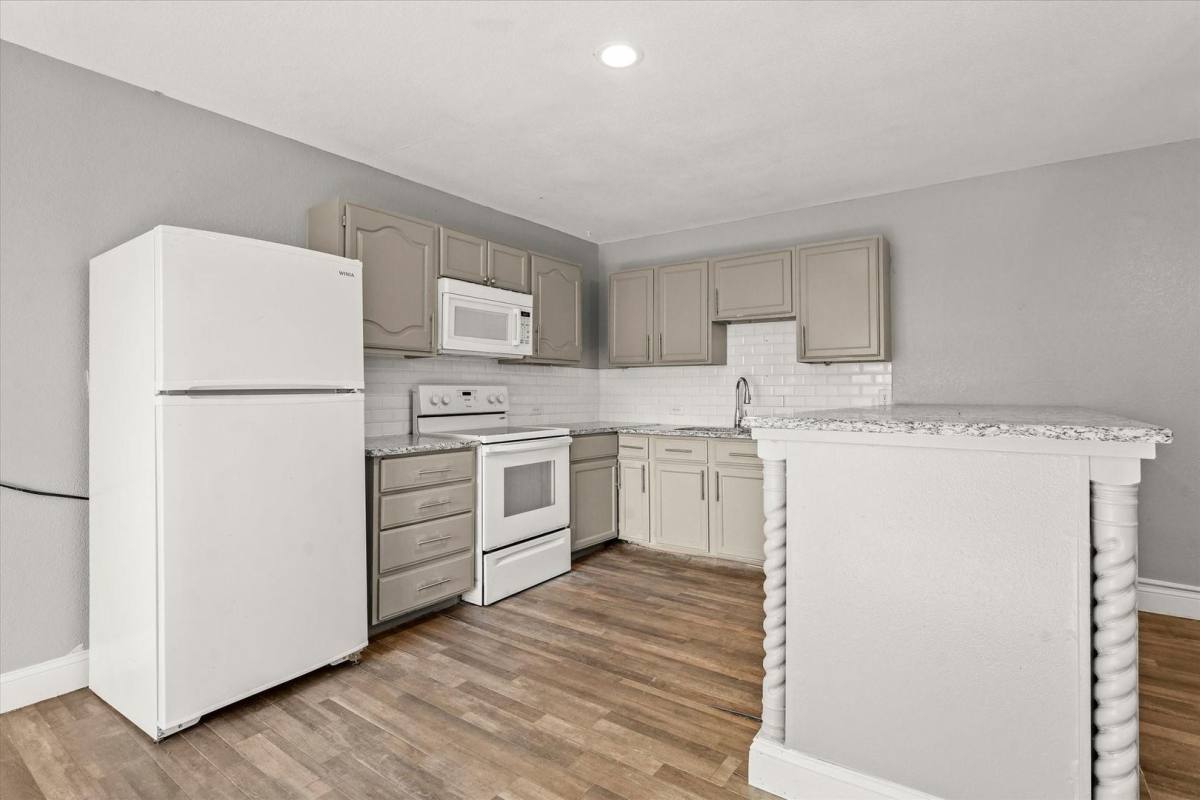 Apartment for rent at 927 & 929 S Rosemont Ave, Dallas, TX 75208