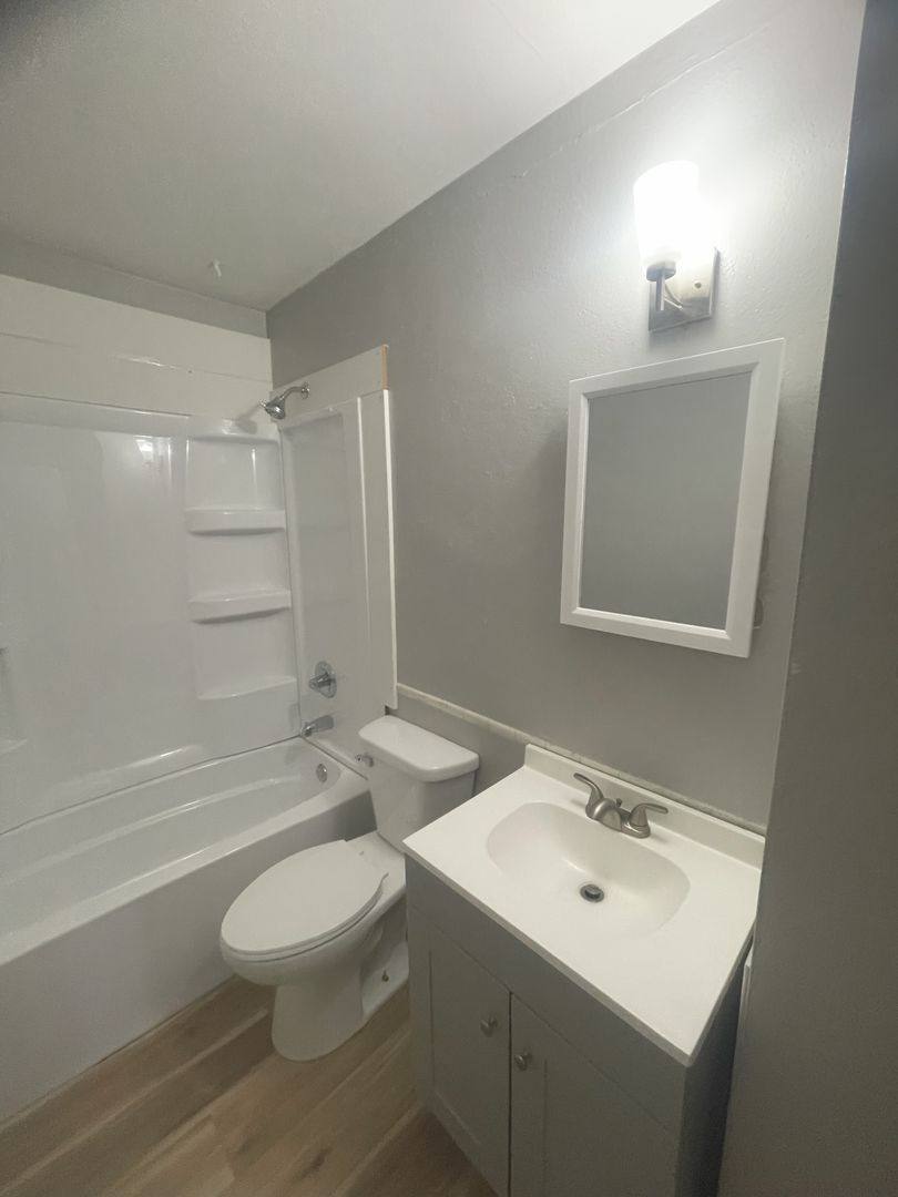 Apartment for rent at 1113-1121 W 7th St, Waterloo, IA 50702