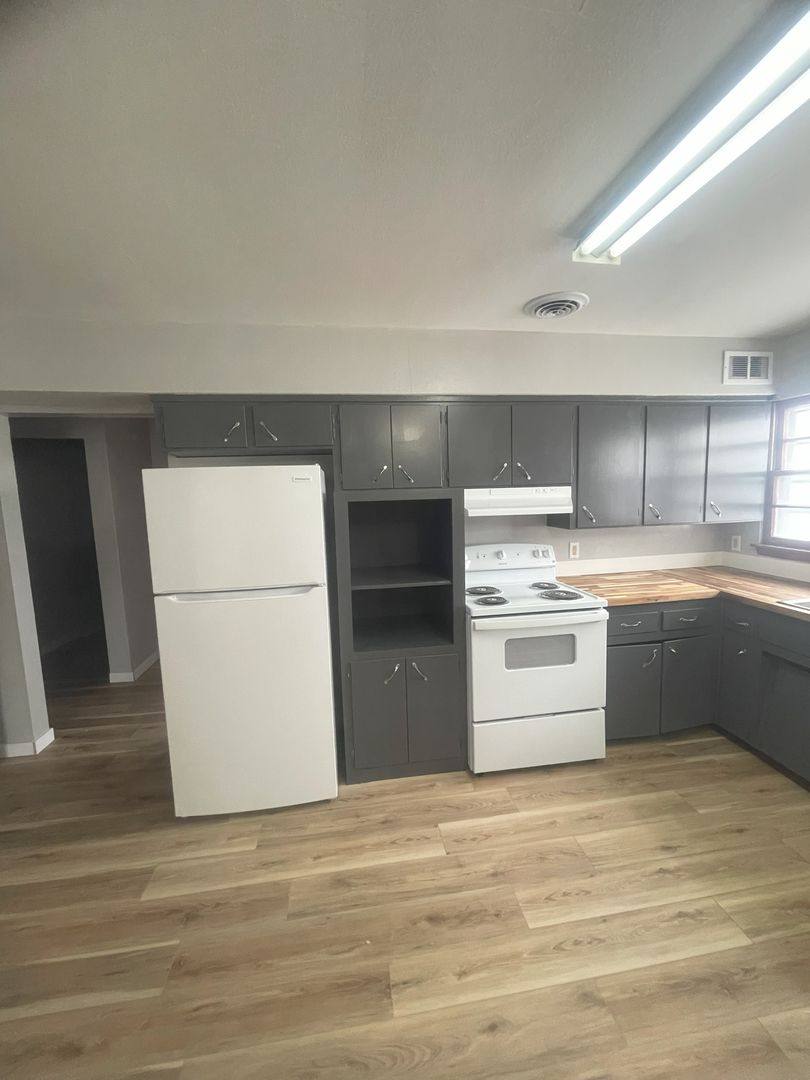 Apartment for rent at 1113-1121 W 7th St, Waterloo, IA 50702