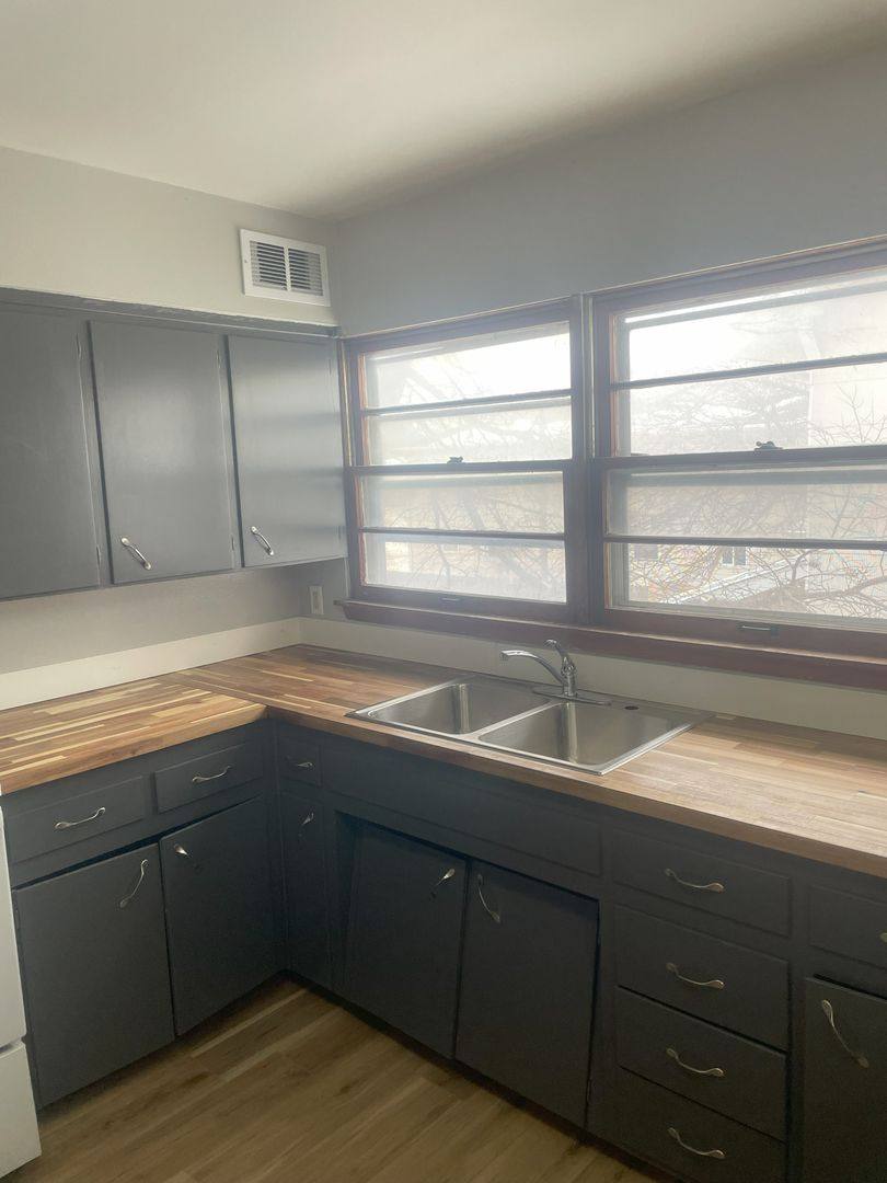Apartment for rent at 1113-1121 W 7th St, Waterloo, IA 50702