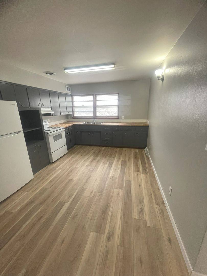 Apartment for rent at 1113-1121 W 7th St, Waterloo, IA 50702