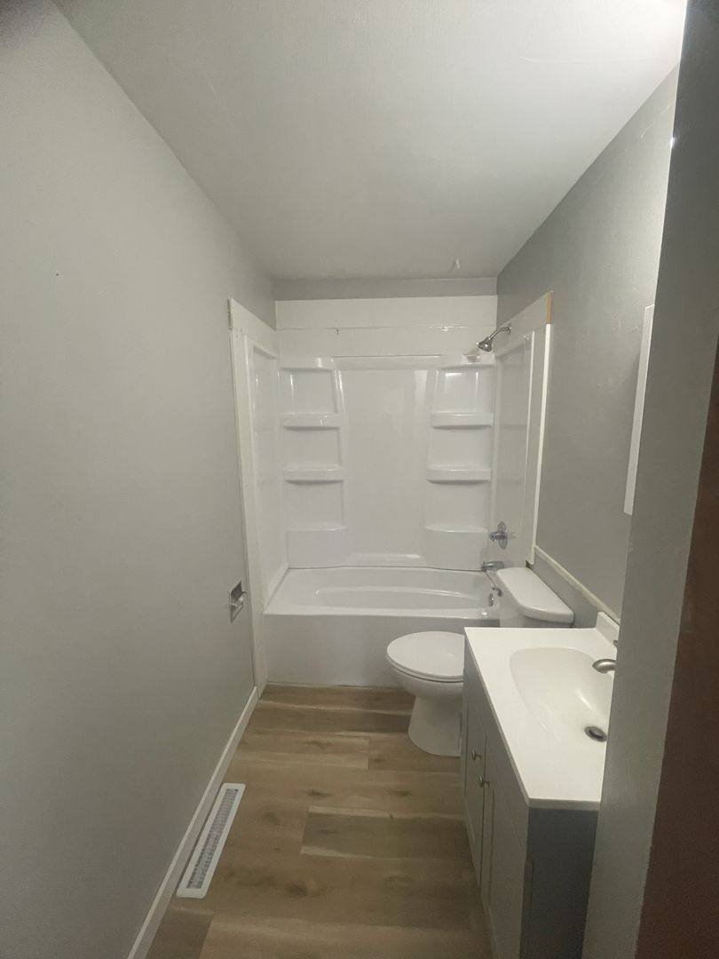Apartment for rent at 1113-1121 W 7th St, Waterloo, IA 50702