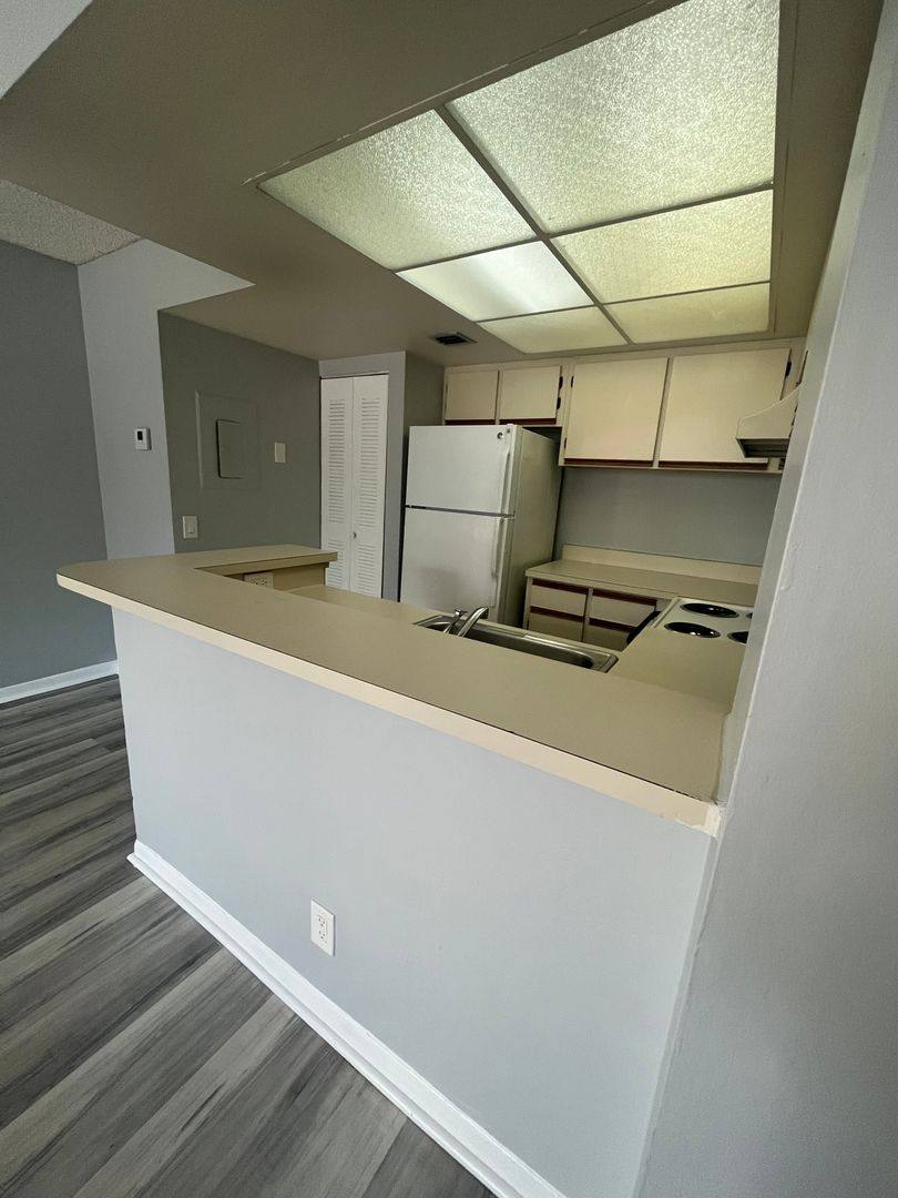 Apartment for rent at 752 Executive Center Dr, West Palm Beach, FL 33401