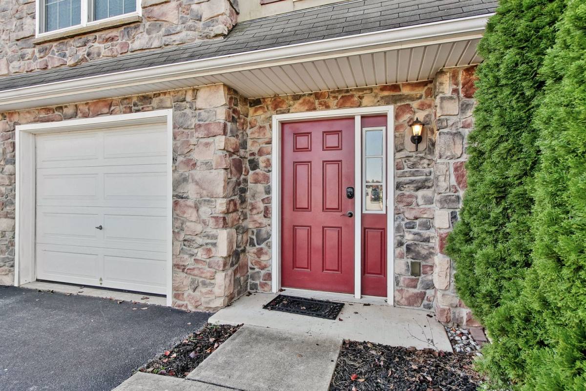 Townhouse for rent at 36 Taylor Dr, York, PA 17404