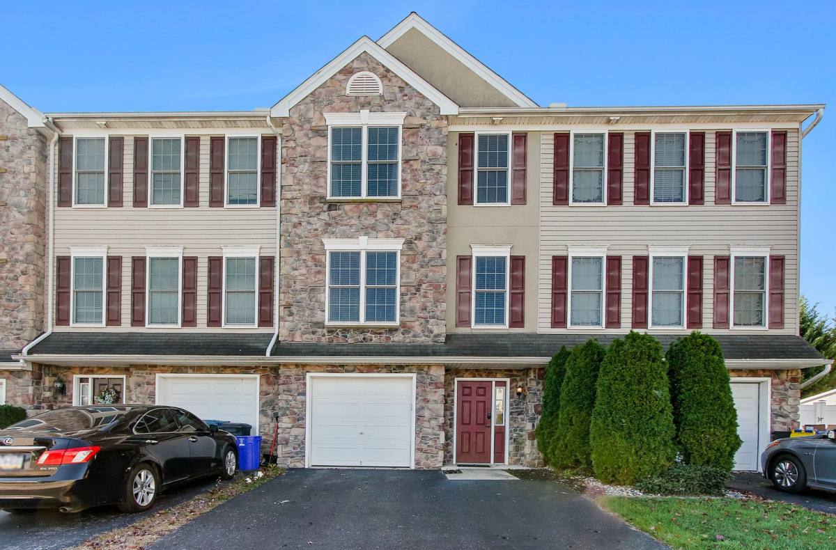 Townhouse for rent at 36 Taylor Dr, York, PA 17404