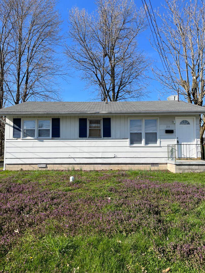 House for rent at 211 W County Rd, Jerseyville, IL 62052