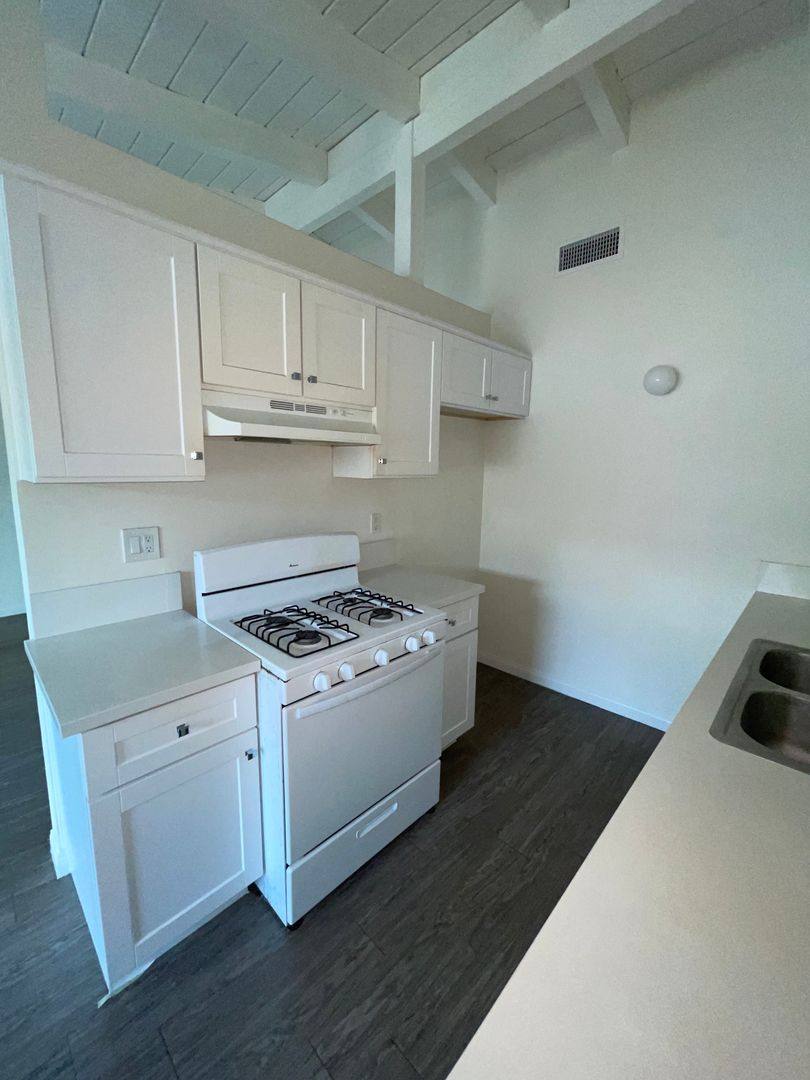 Apartment for rent at 10235-10239 Darby Ave, Inglewood, CA 90303
