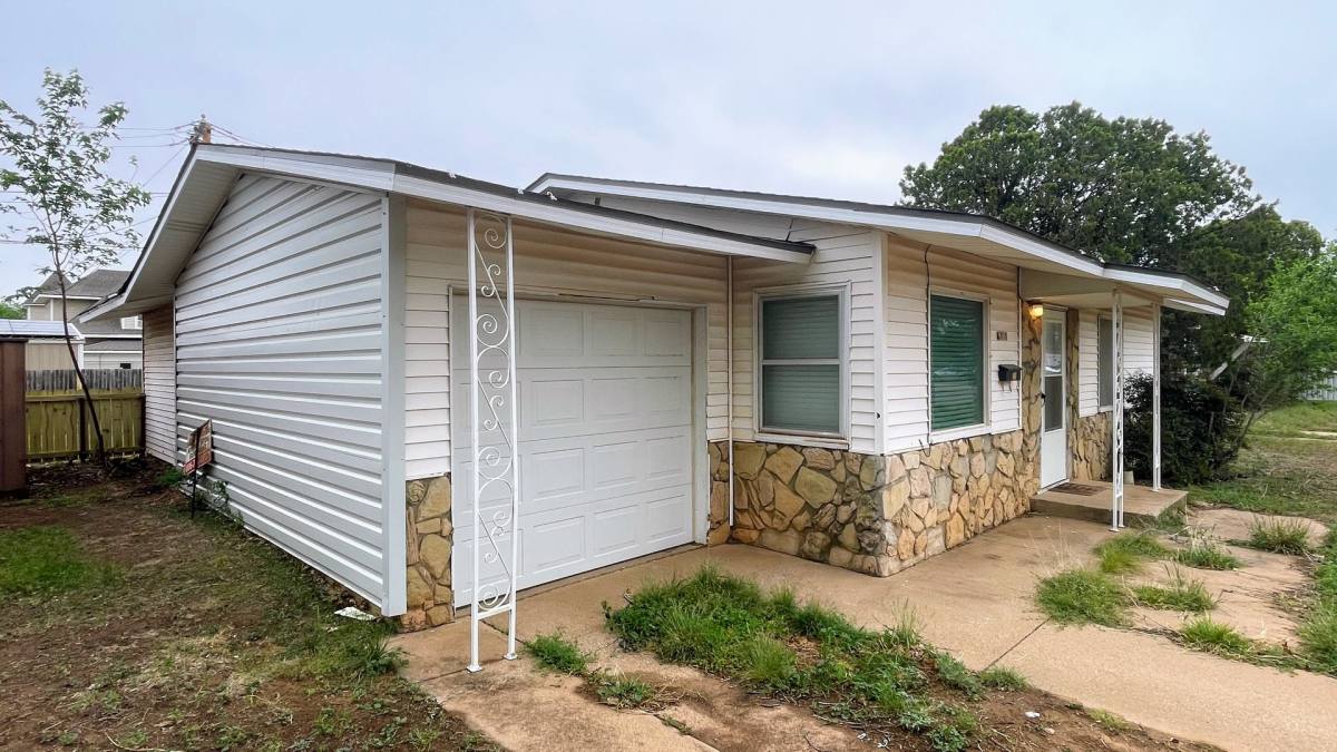 House for rent at 3710 Ave V, Snyder, TX 79549