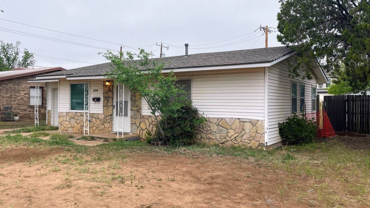 House for rent at 3710 Ave V, Snyder, TX 79549