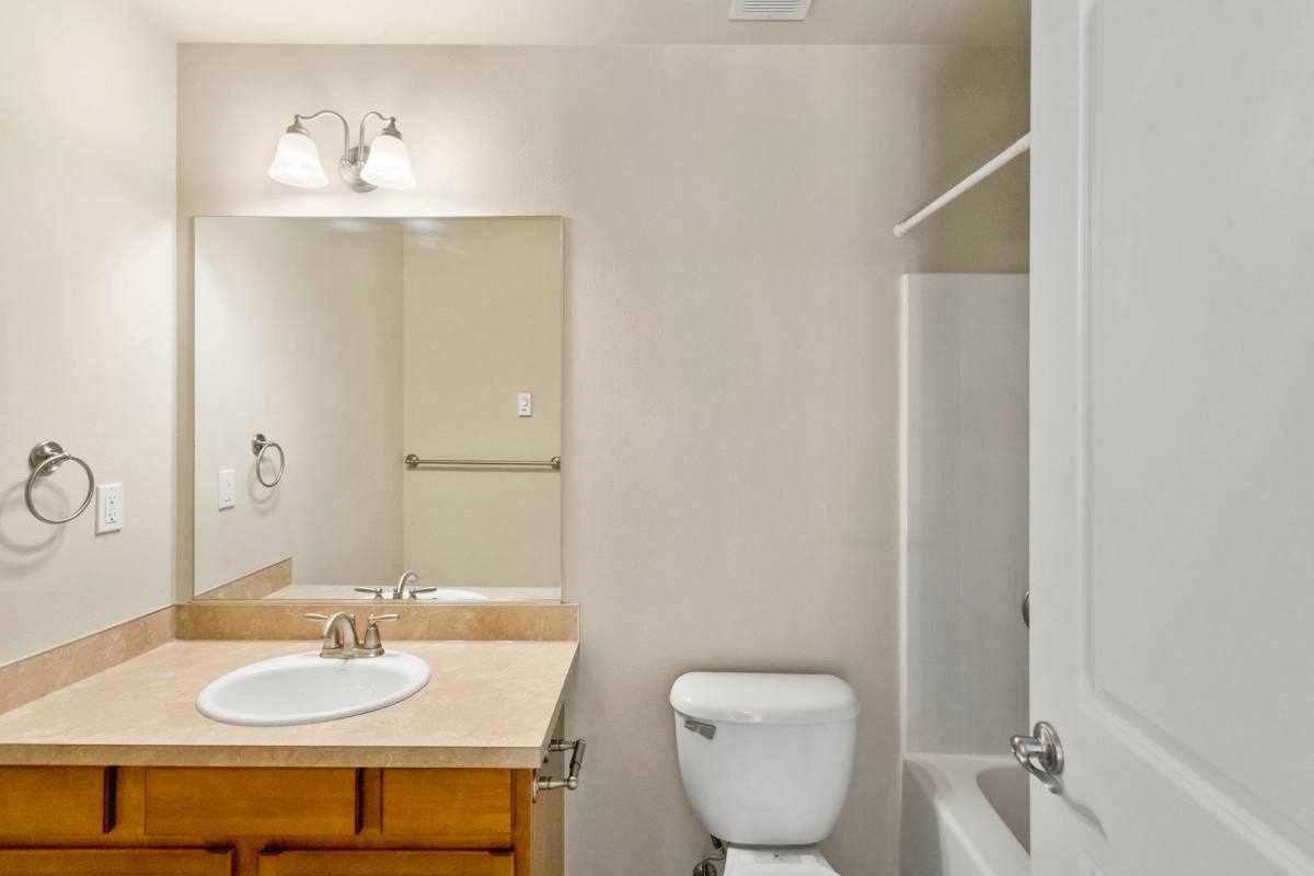 Townhouse for rent at 259 SE Ely St, Oak Harbor, WA 98277