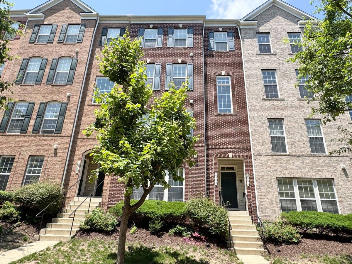 Townhouse for rent at 2304 Margraf Circle, Woodbridge, VA 22191