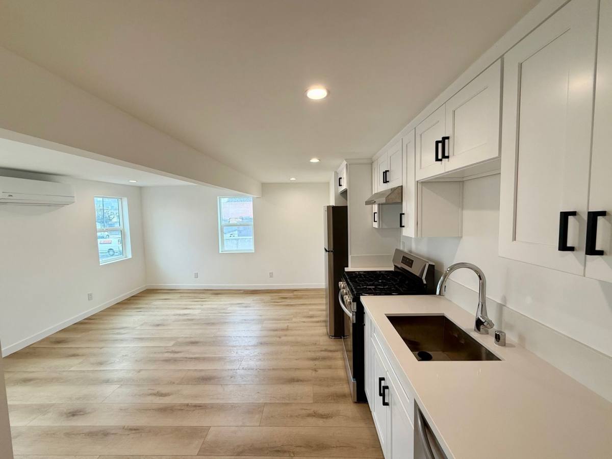 Apartment for rent at 1021 Venice Blvd, Los Angeles, CA 90015