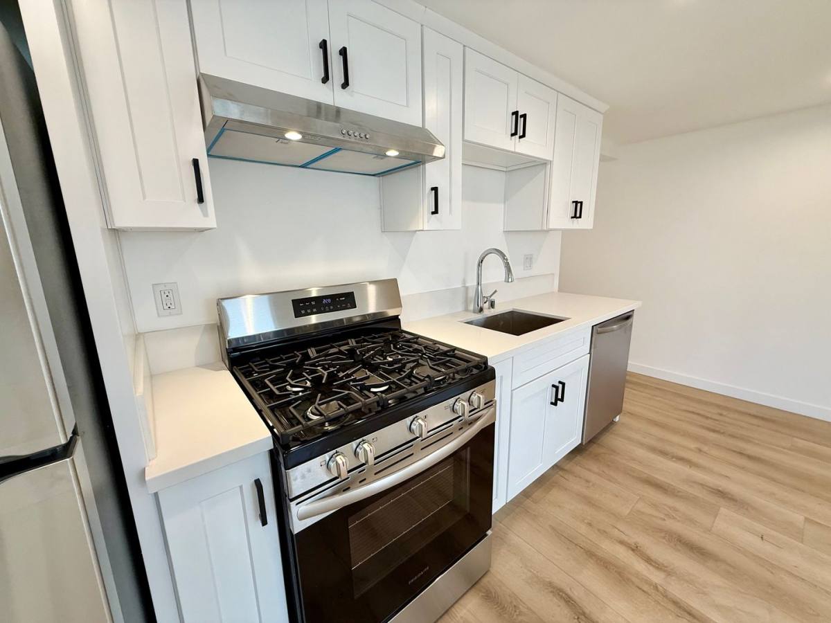 Apartment for rent at 1021 Venice Blvd, Los Angeles, CA 90015