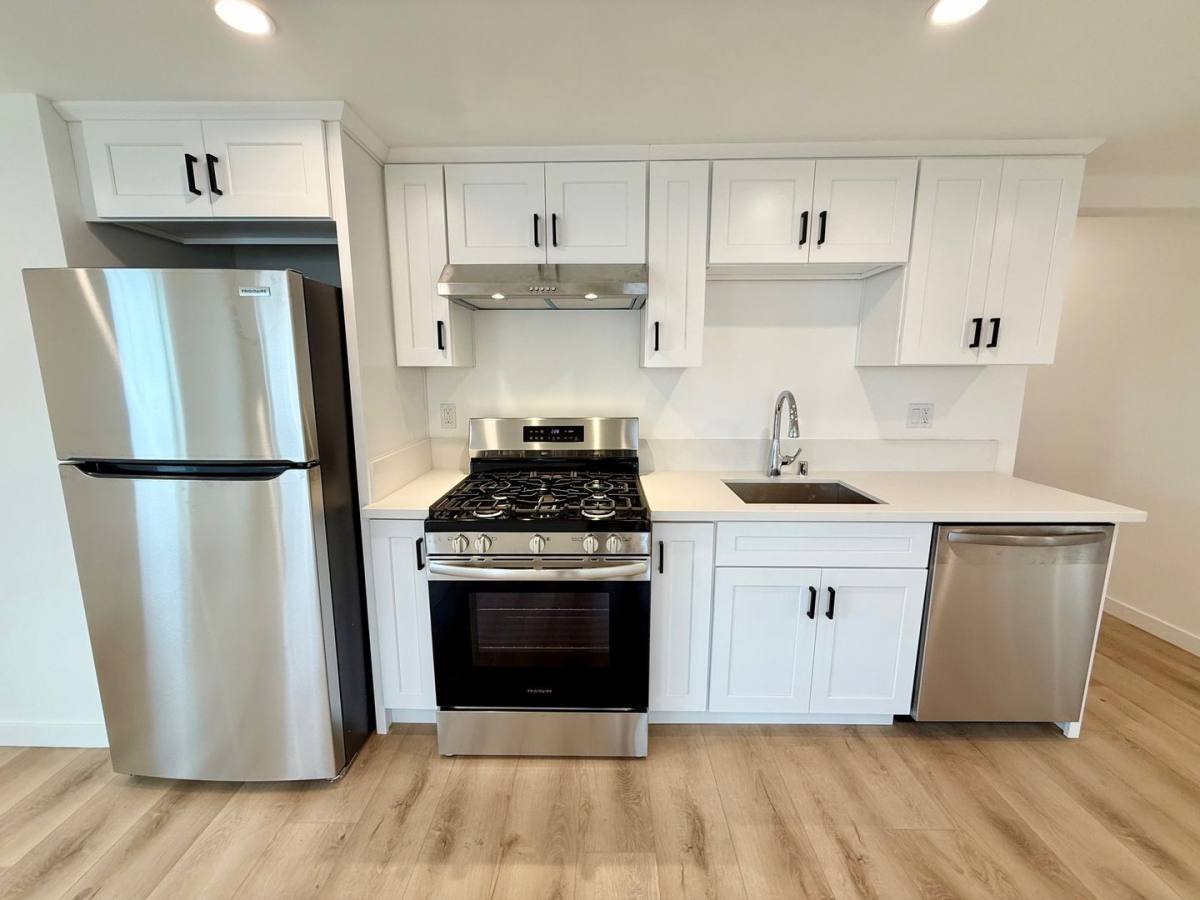 Apartment for rent at 1021 Venice Blvd, Los Angeles, CA 90015