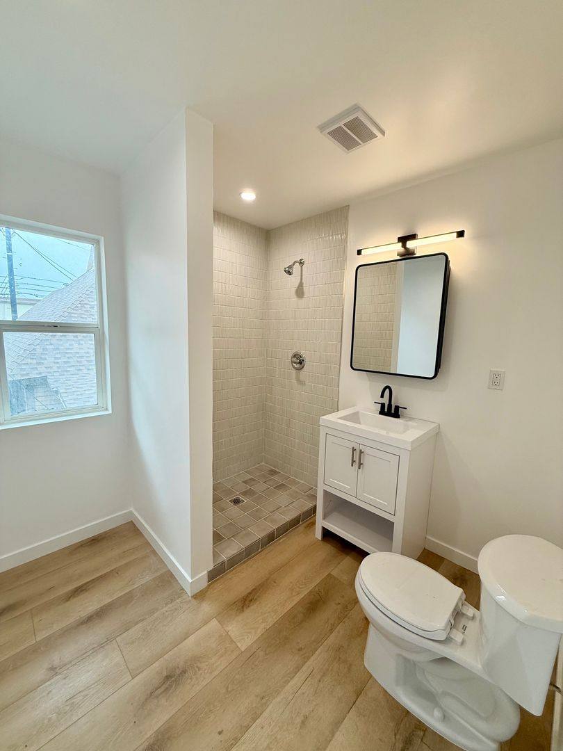 Apartment for rent at 1021 Venice Blvd, Los Angeles, CA 90015
