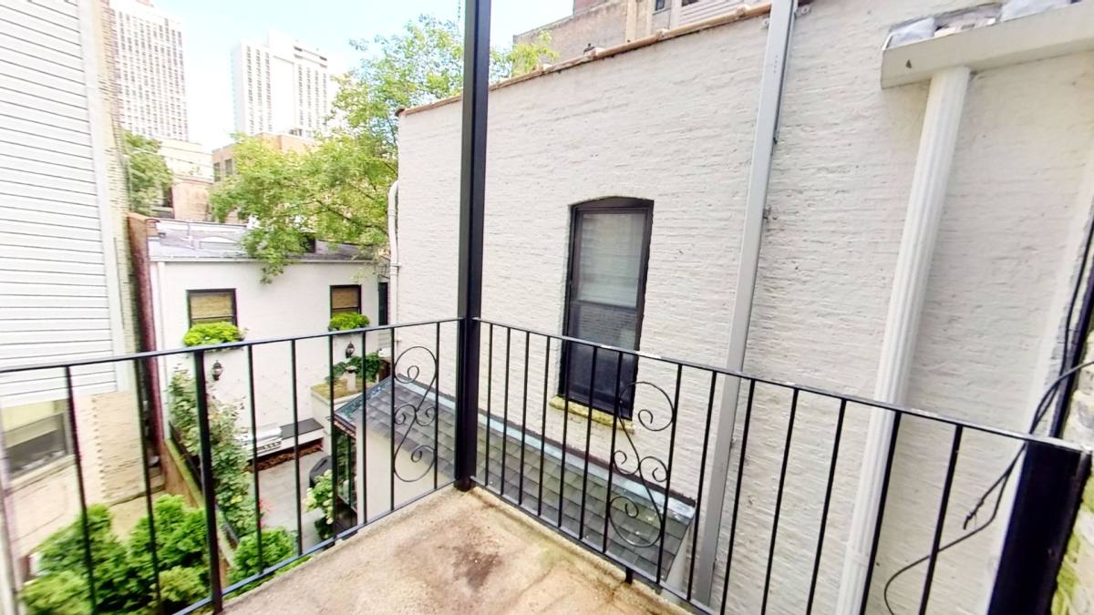 Apartment for rent at 1247 N State St, Chicago, IL 60610